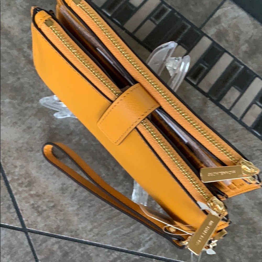 MICHAEL KORS LG DOUBLE ZIP WRISTLET MARYGOLD - Picture 7 of 16